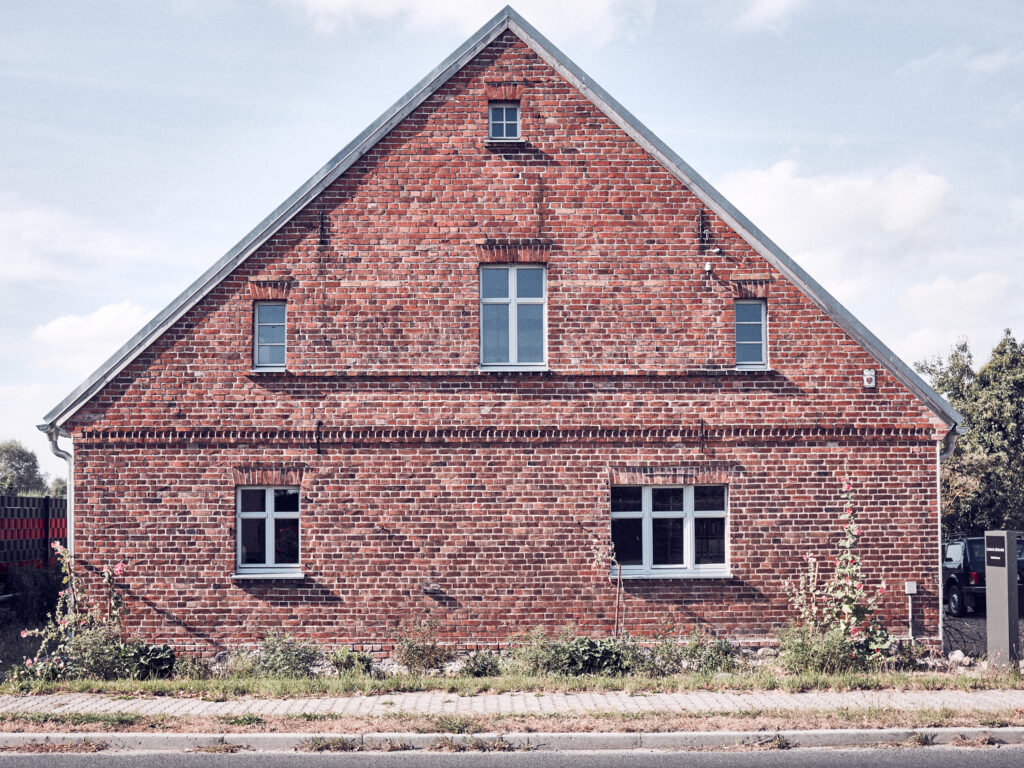 Das Haus von Sarah Johann und Tilo Schulz in Schönermark, Uckermark. Foto: Stephan Lucius Lemke.