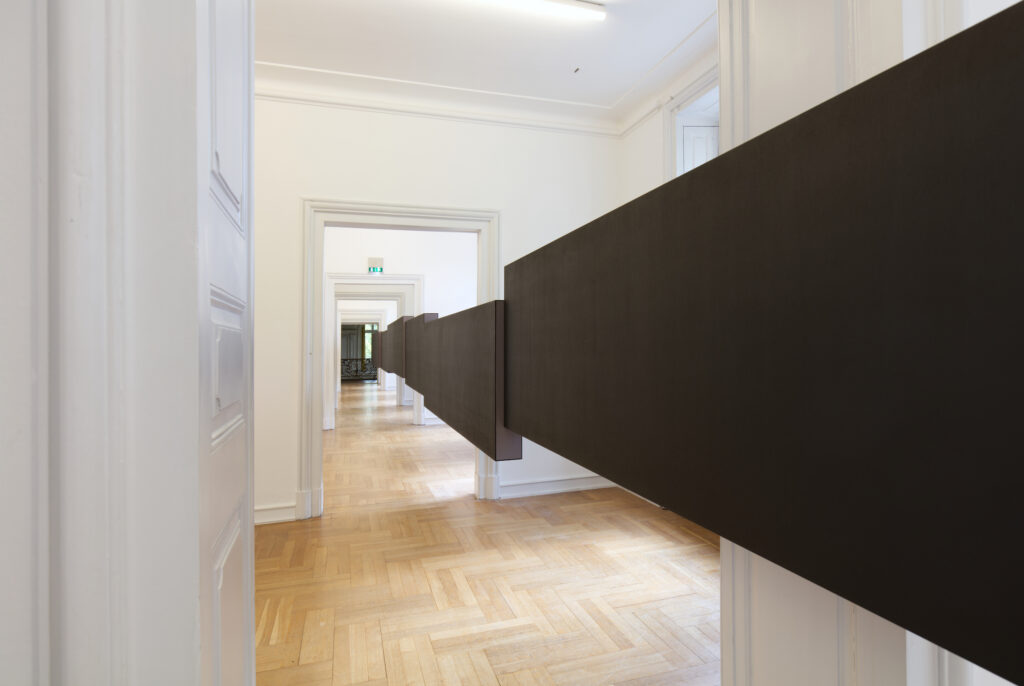 Detailansicht Tilo Schulz, your blinds don’t keep me from, 2022, MDF, Tusche, Acrylfarbe. Courtesy: the artist. Fotos: Denis Bury / Museum Morsbroich. Mit den Einschreibungen von Christian Jacobs, demontiert und neu installiert.