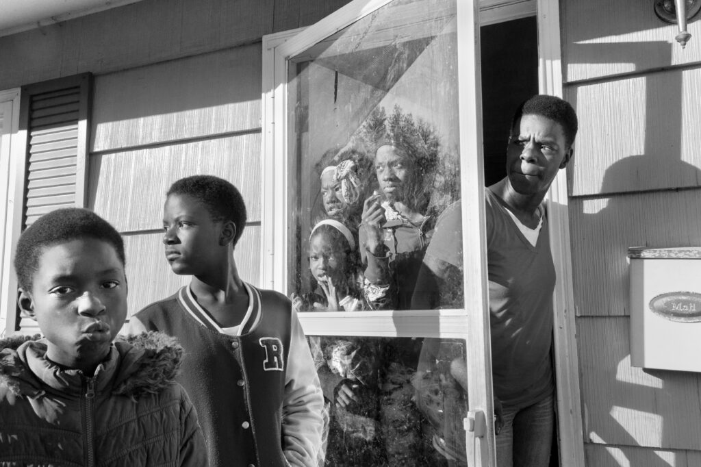 Fotografie von Philip Montgomery, The Chatman Family. Ferguson/Missouri, 2014. Gezeigt in der Ausstellung Philip Montgomery, American Cycles. 28.11.2025 – 10.05.2026, PHOXXI – Haus der Photographie temporär, Hamburg.