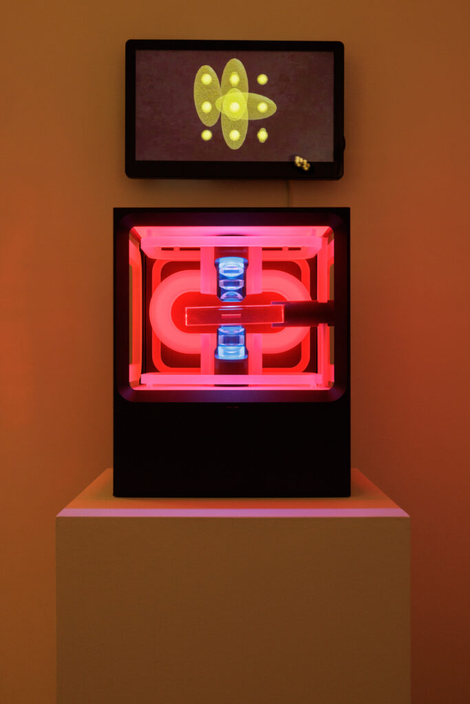 Neutralatom-Quantencomputing-Demonstrator, 2025 (unten). Tamiko Thiel mit /p ParadoQc/Machines II, 2025 (oben). © planqc and the artists, Foto: ERES Stiftung, Thomas Dashuber.