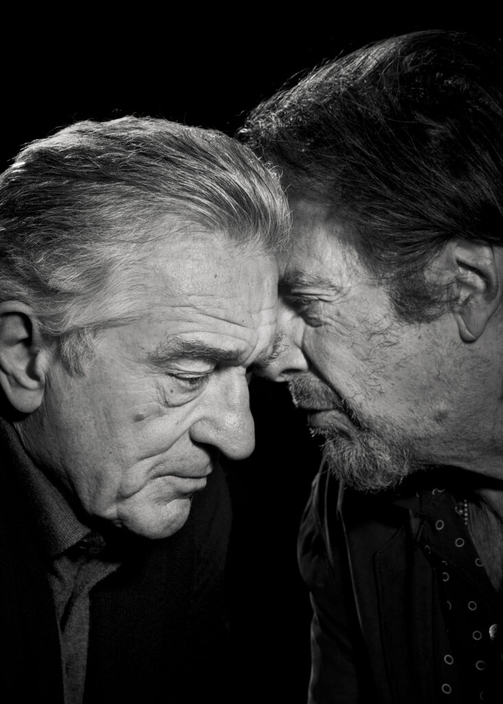 Fotografie von Philip Montgomery, Robert de Niro and Al Pacino, actors. London, UK, October 2019. Gezeigt in der Ausstellung Philip Montgomery, American Cycles. 28.11.2025 – 10.05.2026, PHOXXI – Haus der Photographie temporär, Hamburg.