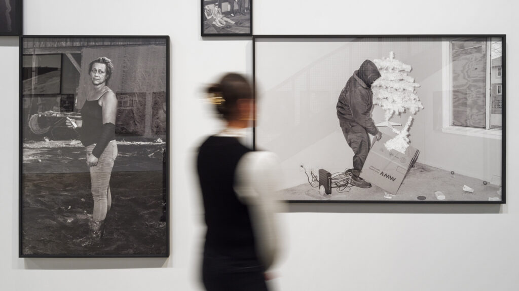 Ausstellungsansicht zur Fotografie-Ausstellung Philip Montgomery, American Cycles. 28.11.2025 – 10.05.2026, PHOXXI – Haus der Photographie temporär, Hamburg.