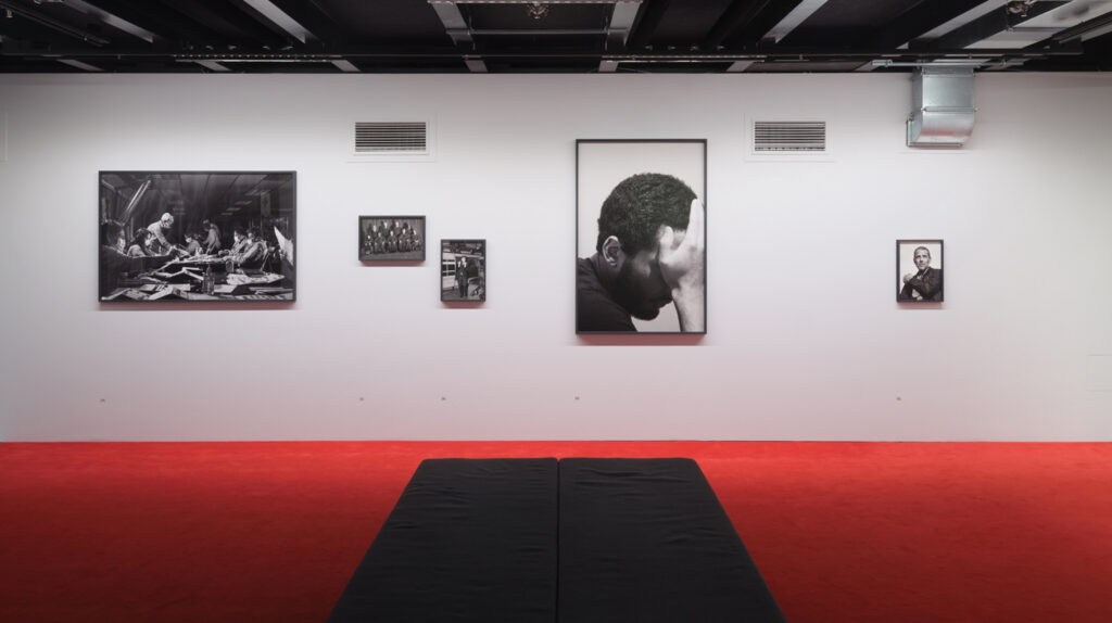 Ausstellungsansicht zur Fotografie-Ausstellung Philip Montgomery, American Cycles. 28.11.2025 – 10.05.2026, PHOXXI – Haus der Photographie temporär, Hamburg.