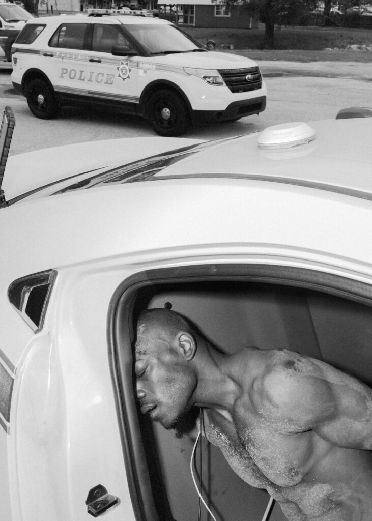 Fotografie von Philip Montgomery, Tulsa Arrest. Oklahoma 2017. Gezeigt in der Ausstellung Philip Montgomery, American Cycles. 28.11.2025 – 10.05.2026, PHOXXI – Haus der Photographie temporär, Hamburg.