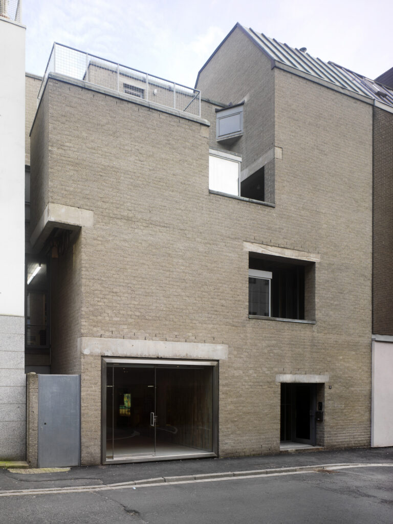 Straßenansicht der Galerie Alfred Schmela in der Düsseldorfer Mutter-Ey-Straße. Foto: Achim Kukulies.