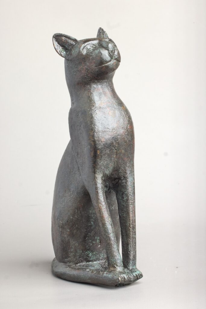 Figur einer sitzenden Katze (Bastet); Hersteller:in nicht dokumentiert; Altägypten, Spätzeit bis Ptolemäerzeit (1. Jt. v.u.Z.) Bronze; 20 x 8 x 14 cm; Leihgabe Ägyptisches Museum Bonn, Inv. Nr. BoSAe P 35