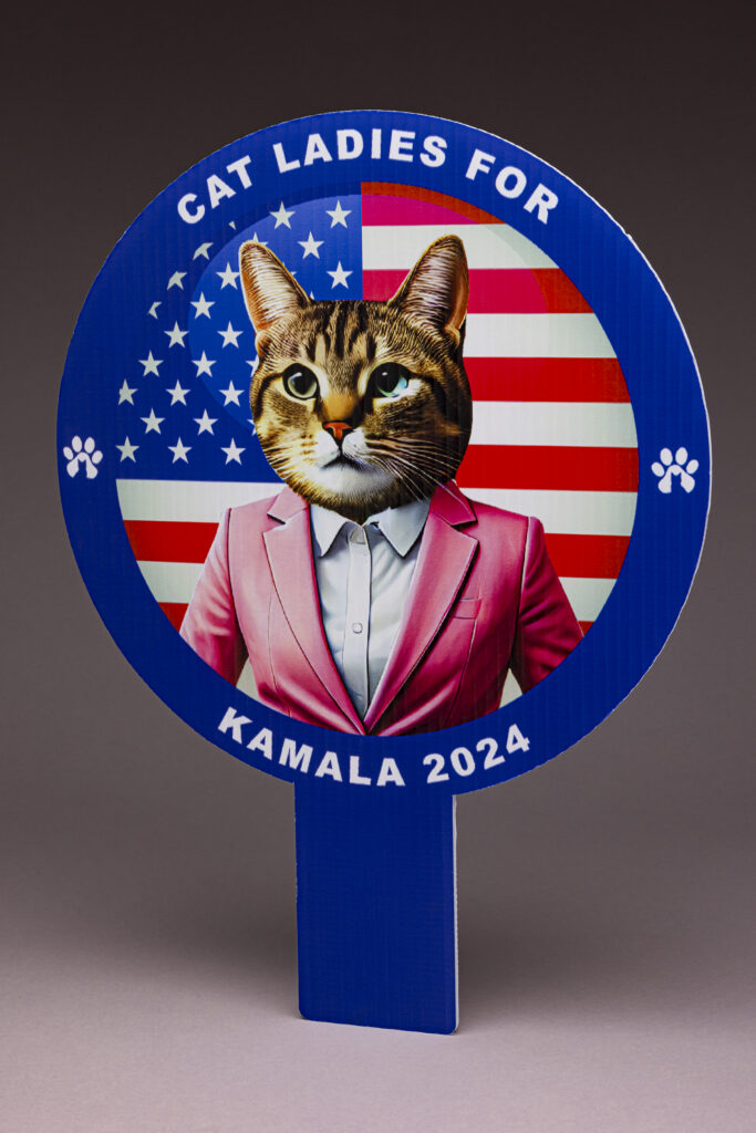 US Wahlkampfschild »Cat Ladies for Kamala 2024«; Hersteller: LifeSizeCustomCutouts; USA, 2024, Karton, 41 x 30,5 x 0,7 cm; MARKK Inv. Nr. 2025.18:1, Schenkung, 2024