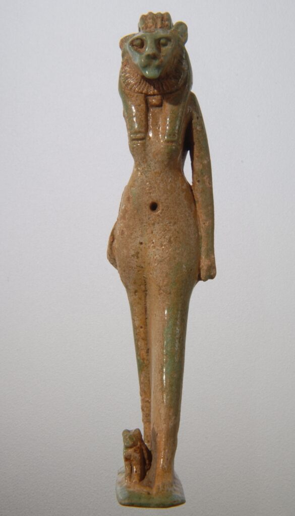 Statuette der Göttin Sachmet mit kleiner Katze am Fuß