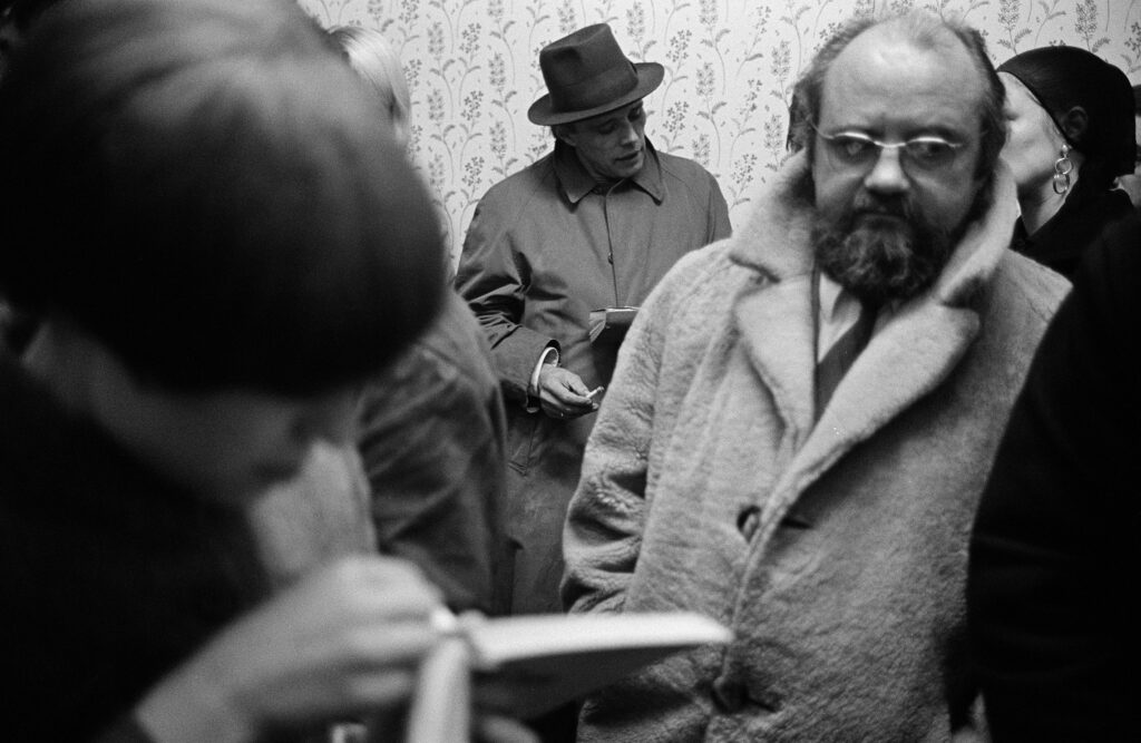 Noch in den Räumen der alten Galerie in den Räumen seiner alten Galerie in der Düsseldorfer Hunsrückenstraße: Galerist Alfred Schmela (recht) und Joseph Beuys (im Hintergrund) im Dezember 1966. Foto: Walther Vogel.