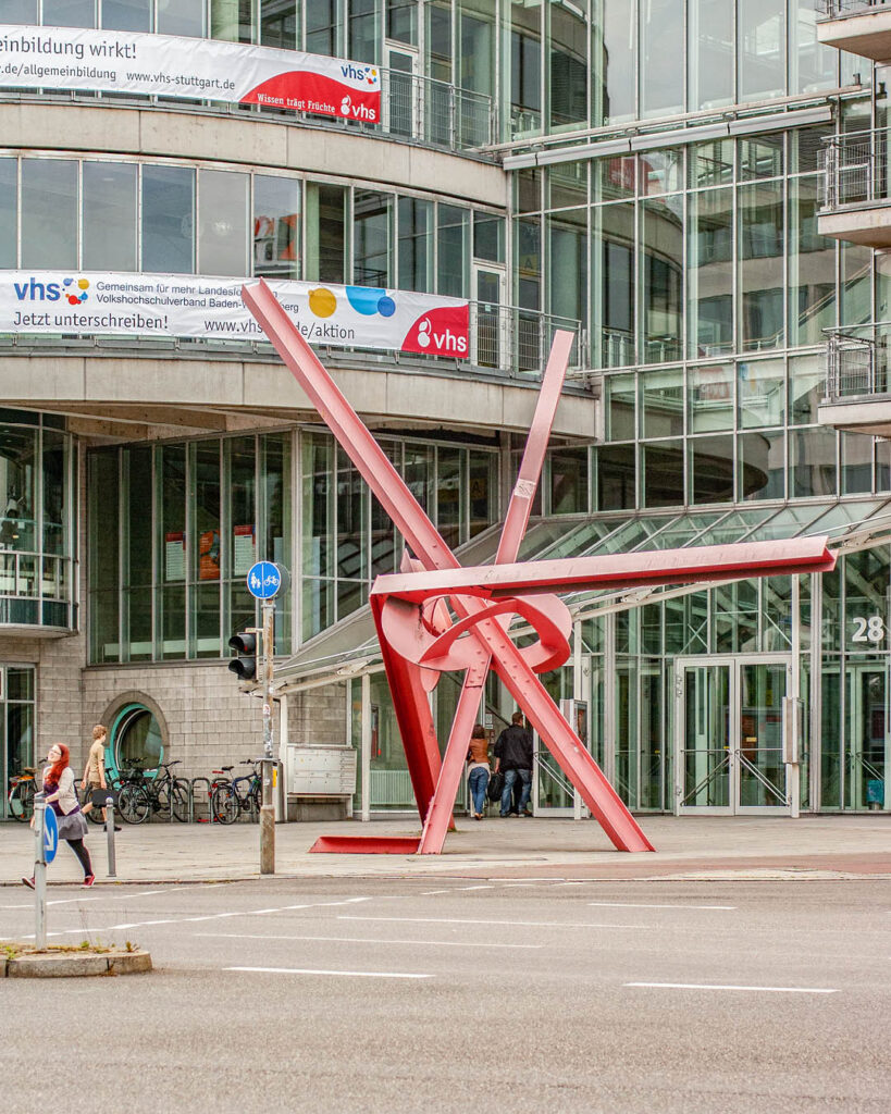 Mark di Suvero, Lobotchevsky, 1987/88. Vor der Volkshochschule Stuttgart am Rotbühlplatz in der Innenstadt. Foto: Matter Of.