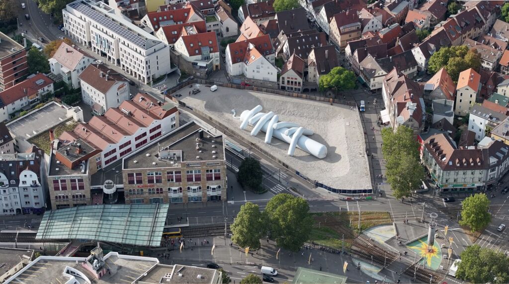 Kestutis Svirnelis, Aufblasbares Objekt in der Baugrube des abgerissenen Kaufhof-Gebäudes in Stuttgart-Bad Cannstatt. Current-Festival 2023, Foto: Kestutis Svirnelis