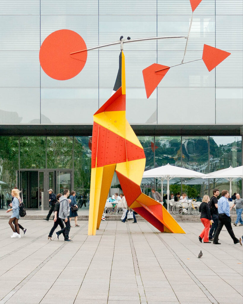 In unmmittelbarer Nachbarschaft des Schlossplatzes steht vor dem städtischen Museum für Zeitgenössische Kunst Alexander Calders Crinkly avec disque rouge aus dem Jahr 1973. Foto: Matter Of.