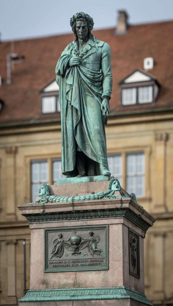 Bertel Thorvaldsens Schillerdenkmal auf dem Schillerplatz in Stuttgart, enthüllt im Jahr 1839. Foto: Pjt56, Wikipedia.