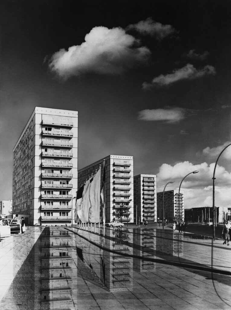 Fotograf*in unbekannt, Restaurant Moskau mit Strausberger Platz, um 1965. Entwurf: Josef Kaiser und Horst Bauer, © Berlinische Galerie. Digitalisat: A. E. Witte.