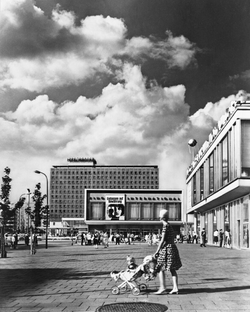 Dieter Urbach, Hotel Berolina und Kino International, 1966. © Berlinische Galerie. Digitalisat: A. E. Witte.