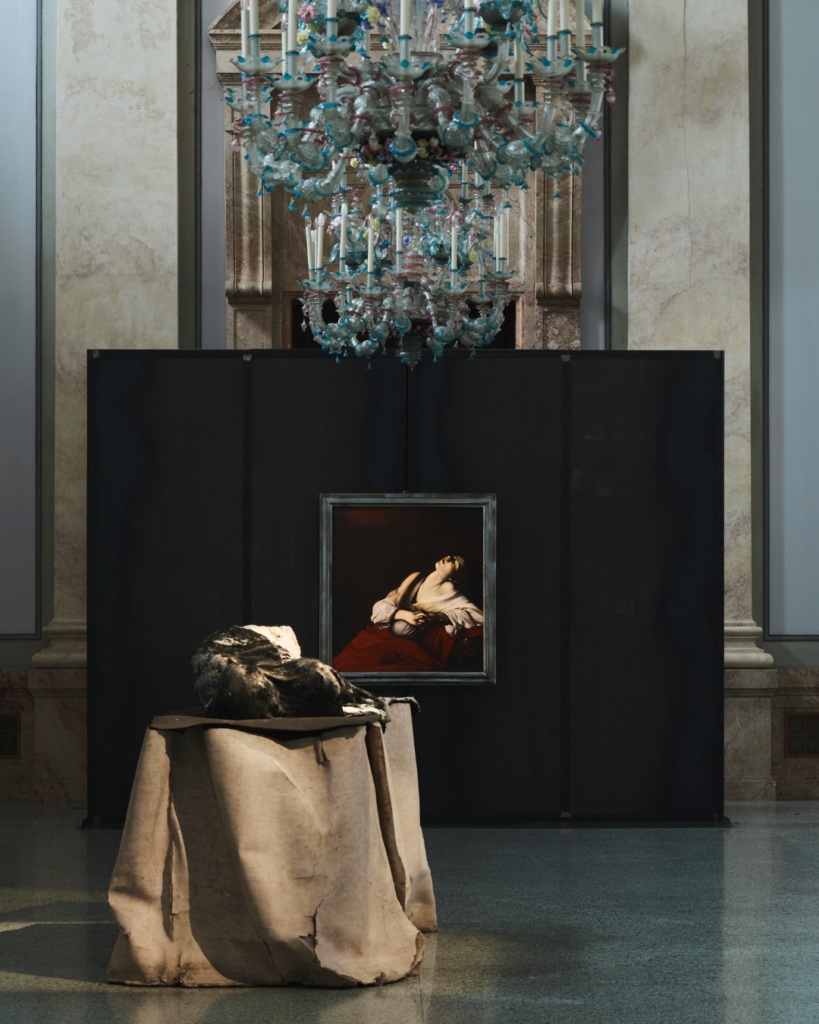 Ehrenhalle der italienischen Botschaft, Berlin, mit Caravaggios "Maria Magdalena in Ekstase" und Berlinde de Bruyckeres "M.M. MMXXVI, 2026". Foto: Jack Hare.