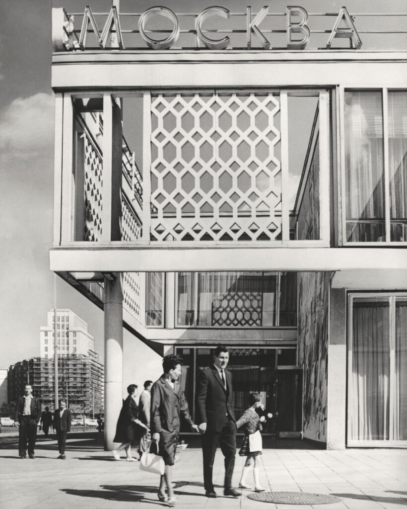 Fotograf*in unbekannt, Restaurant Moskau mit Strausberger Platz, um 1965. Entwurf: Josef Kaiser und Horst Bauer, © Berlinische Galerie, Digitalisat: A. E. Witte.